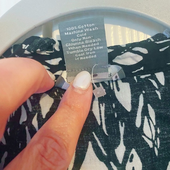 Ann Taylor Black and White Ruffled Sleeveless Blouse, Size 8 - Picture 4 of 5